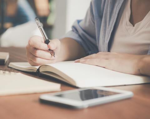 Frau am Schreibtisch